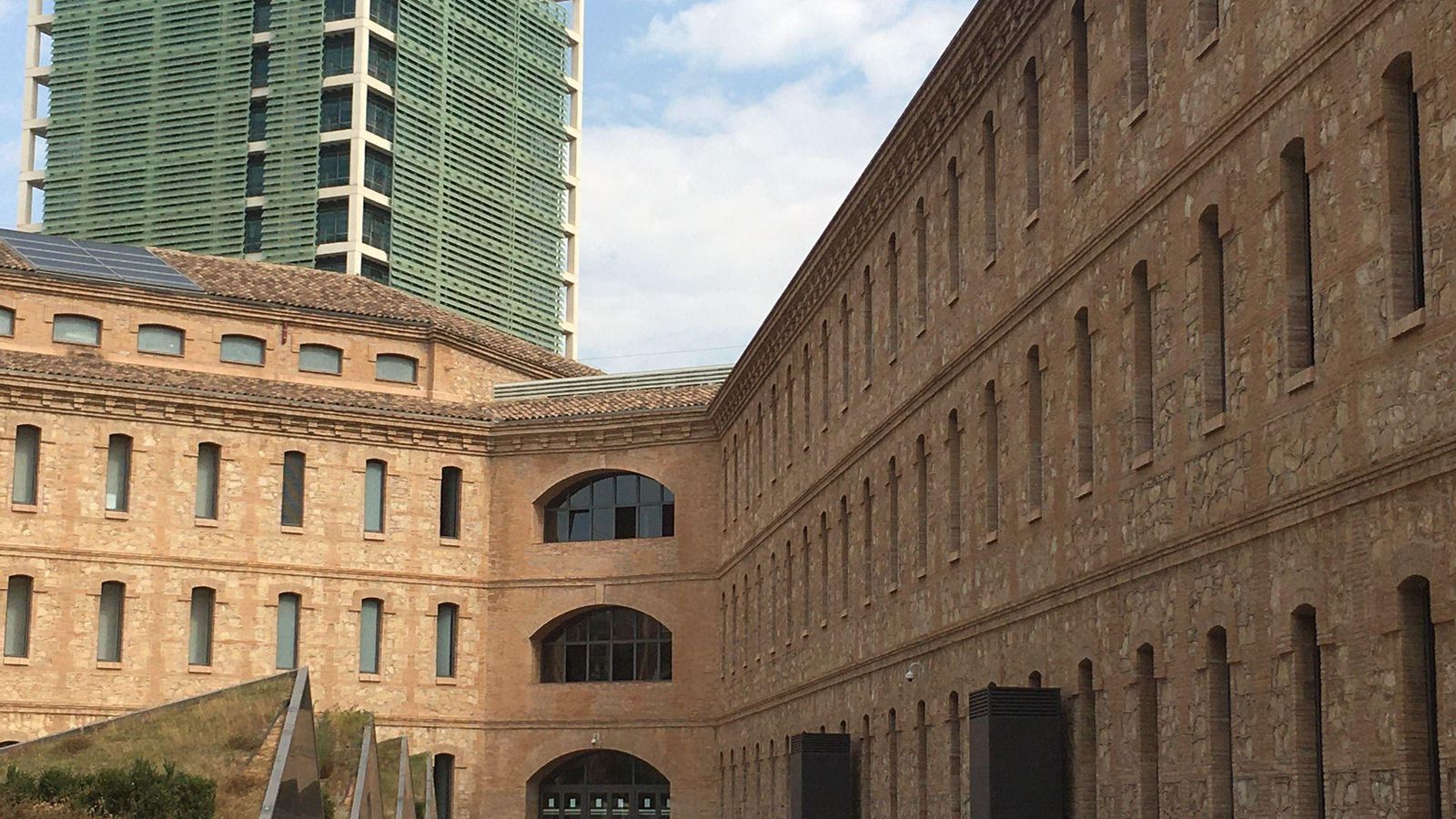 L'actual complex administratiu 9 d'Octubre