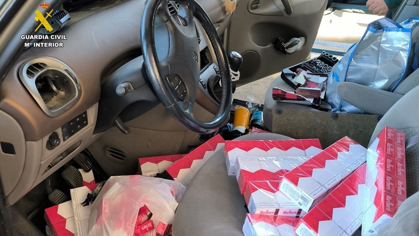 En imatge, els paquets de tabac confiscat en un vehicle durant l'operació del 3 d'abril
