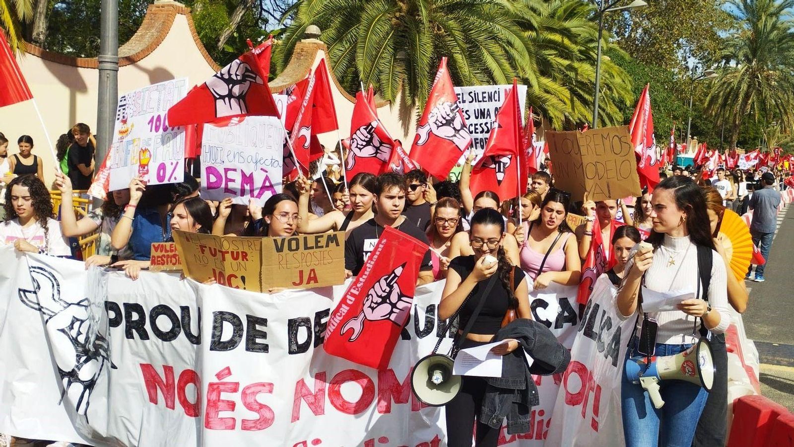 Concentració a les portes de la Conselleria d'Educació a València, este divendres