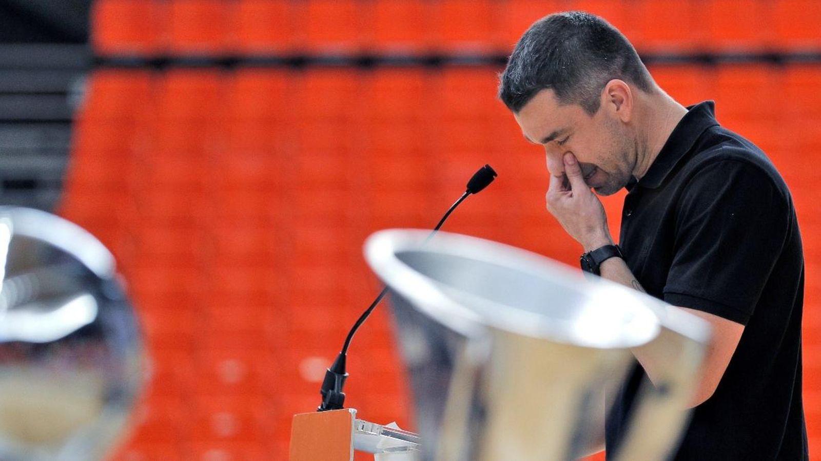 El capità del Valencia Basket, Rafa Martínez, emocionat dirigeix unes paraules durant l’acte d’acomiadament