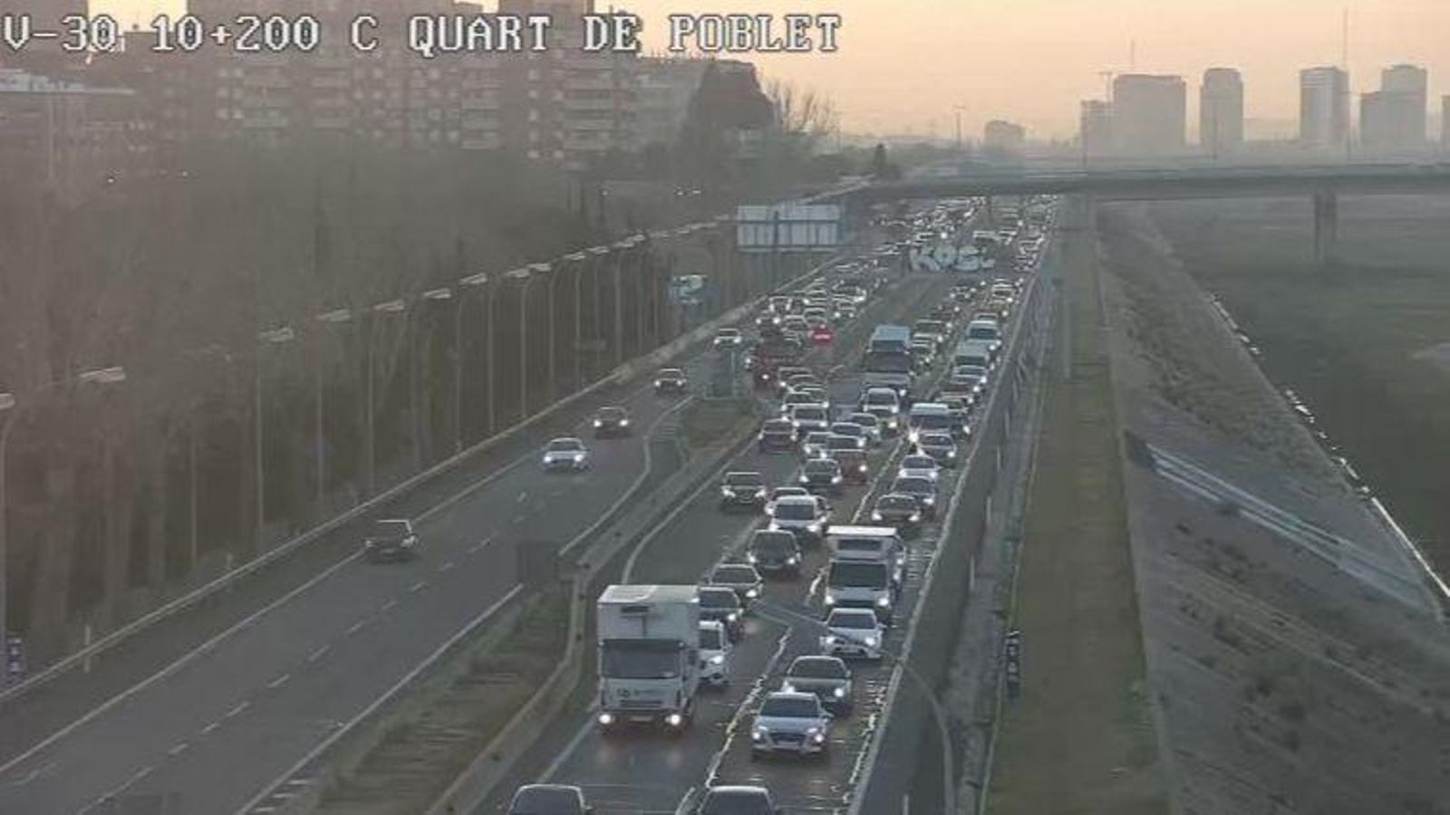 Els carrils de la V-30 en direcció nord presentaven congestions importants a l'altura de Quart de Poblet