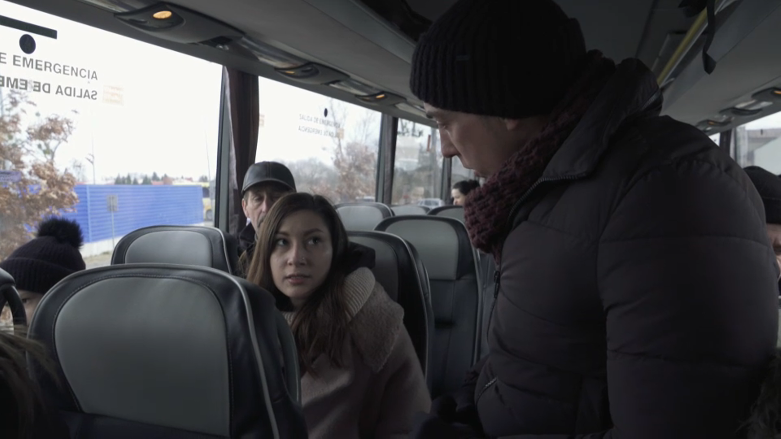 Valeria parla amb l'equip de Zoom al bus que la portarà a la Comunitat Valenciana