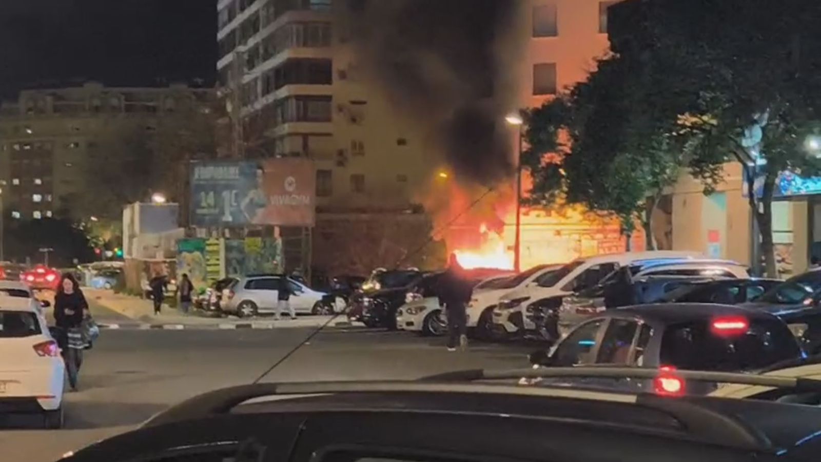 Un incendi calcina diversos cotxes en un solar del barri de Campanar, a València