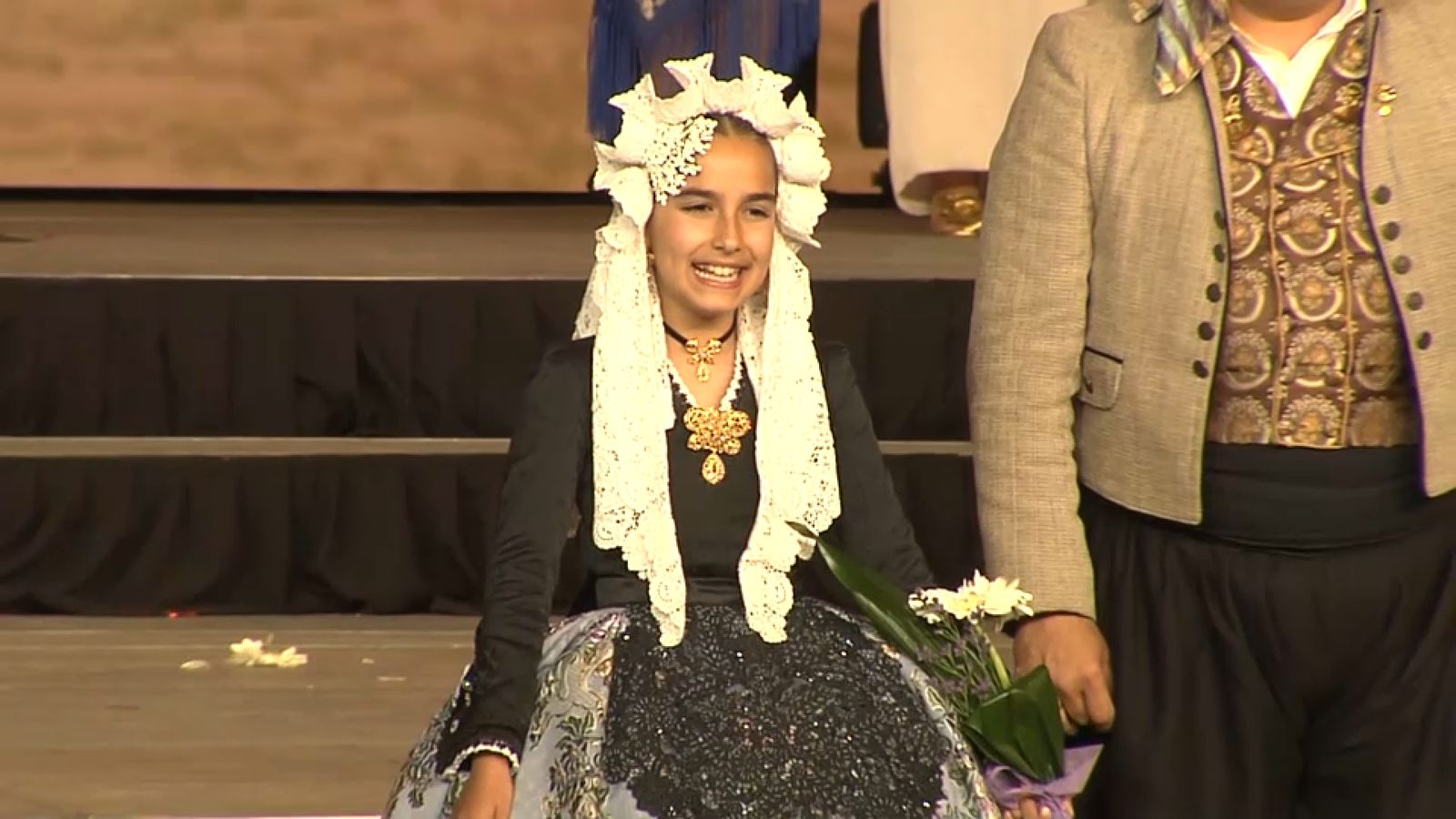 Leire Arellano Ruiz, moments després de ser escollida com a bellea del foc 2026