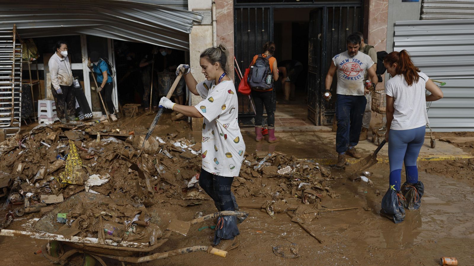 Labors de neteja a Paiporta després del pas de la DANA