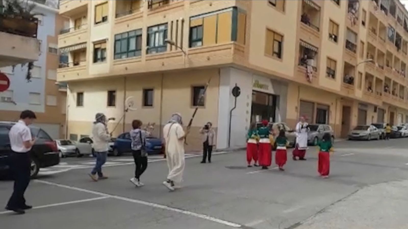 Els festers de Biar van eixir al carrer en comparsa