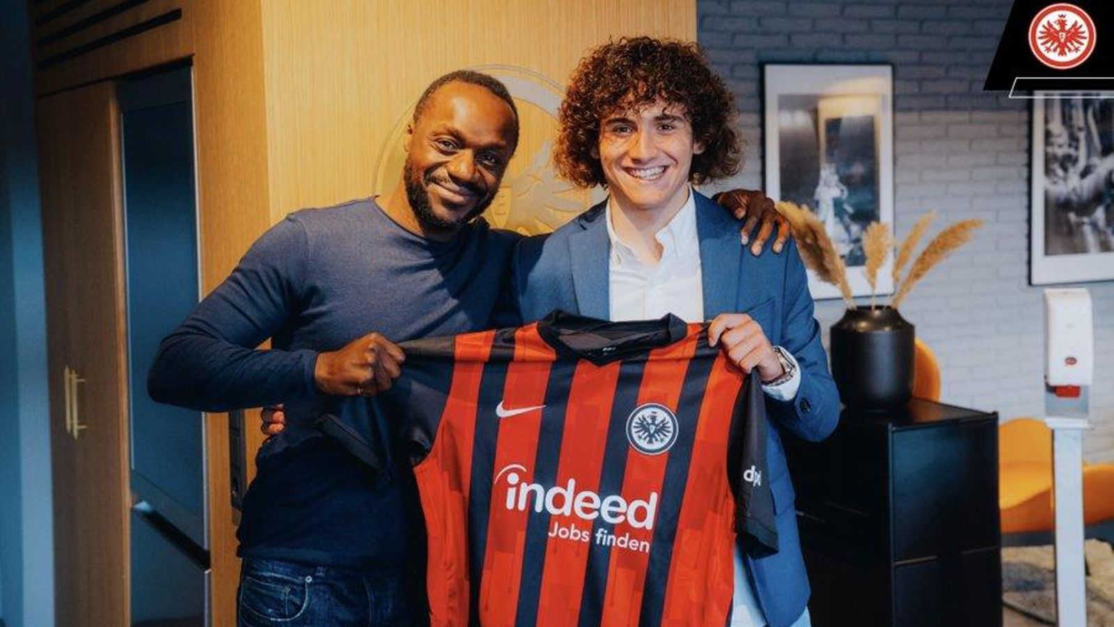 Fabio Blanco posa amb la samarreta de l'Eintracht