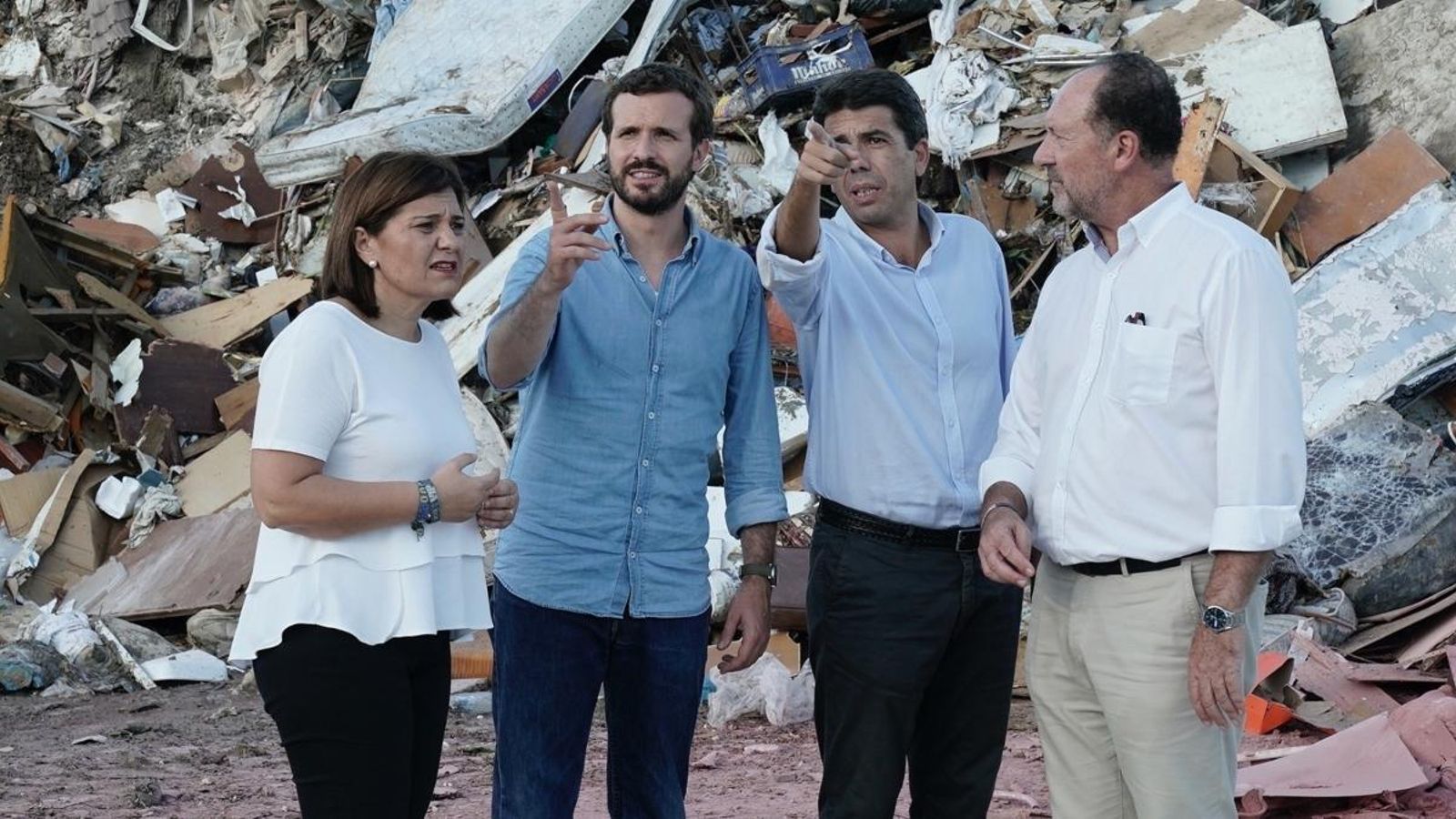 El líder del PP, Pablo Casado, entre Isabel Bonig i Carlos Mazón, a Oriola, durant la DANA del passat setembre