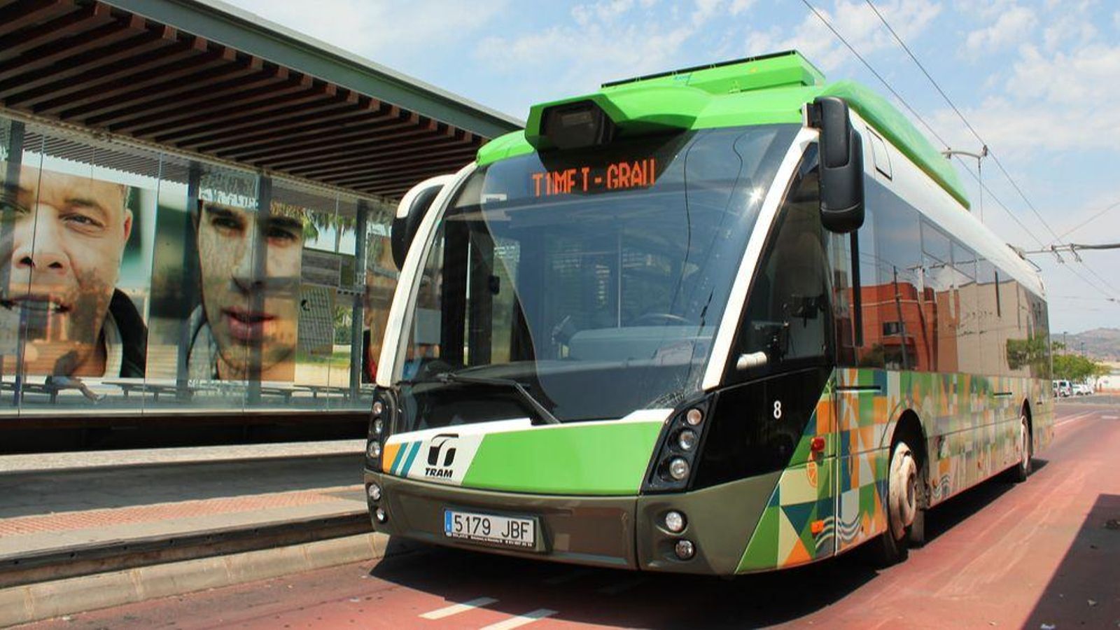 L'accident ha passat a l’avinguda de la Mar de Castelló, sobre les 7:45 hores d'este dilluns