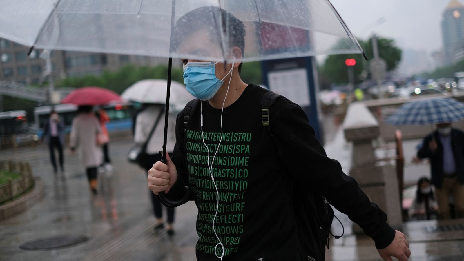 Persones que eixen d'una estació de metro a Pequín, després del brot de Covid-19