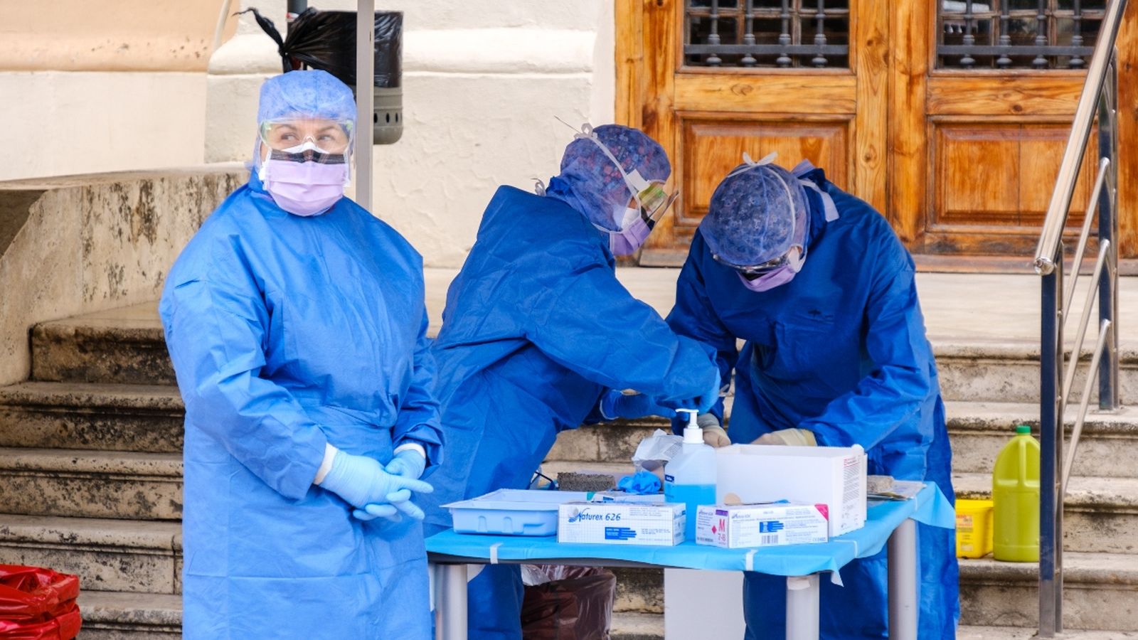 Imatge d'arxiu de personal sanitari a l'Hospital de la Malva-rosa