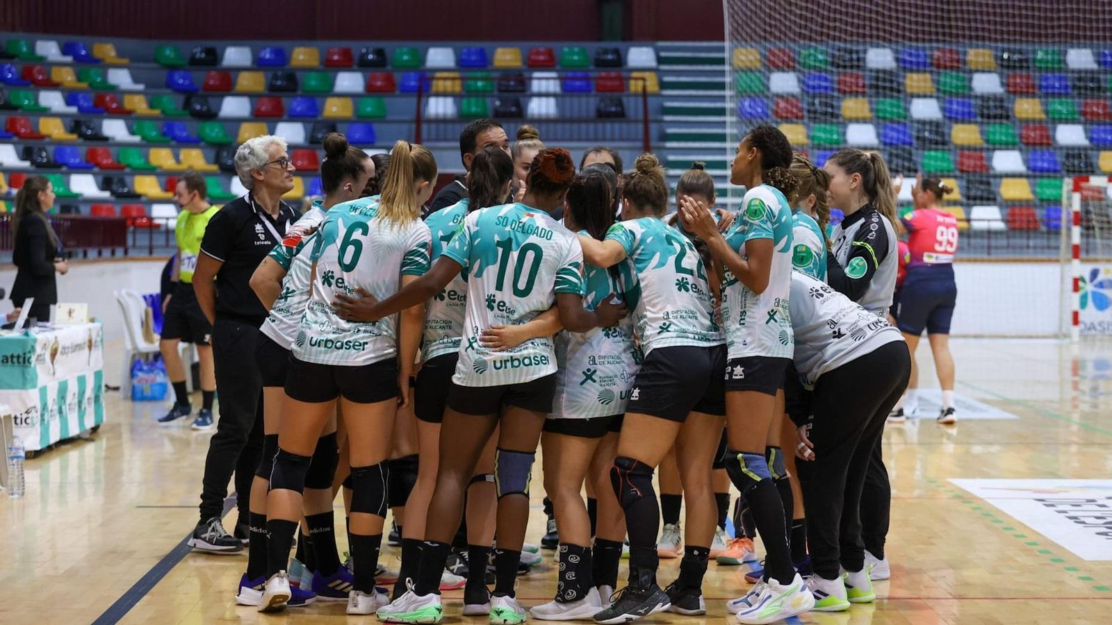 Les jugadores de l'Handbol Elx, durant el seu primer partit europeu de la temporada