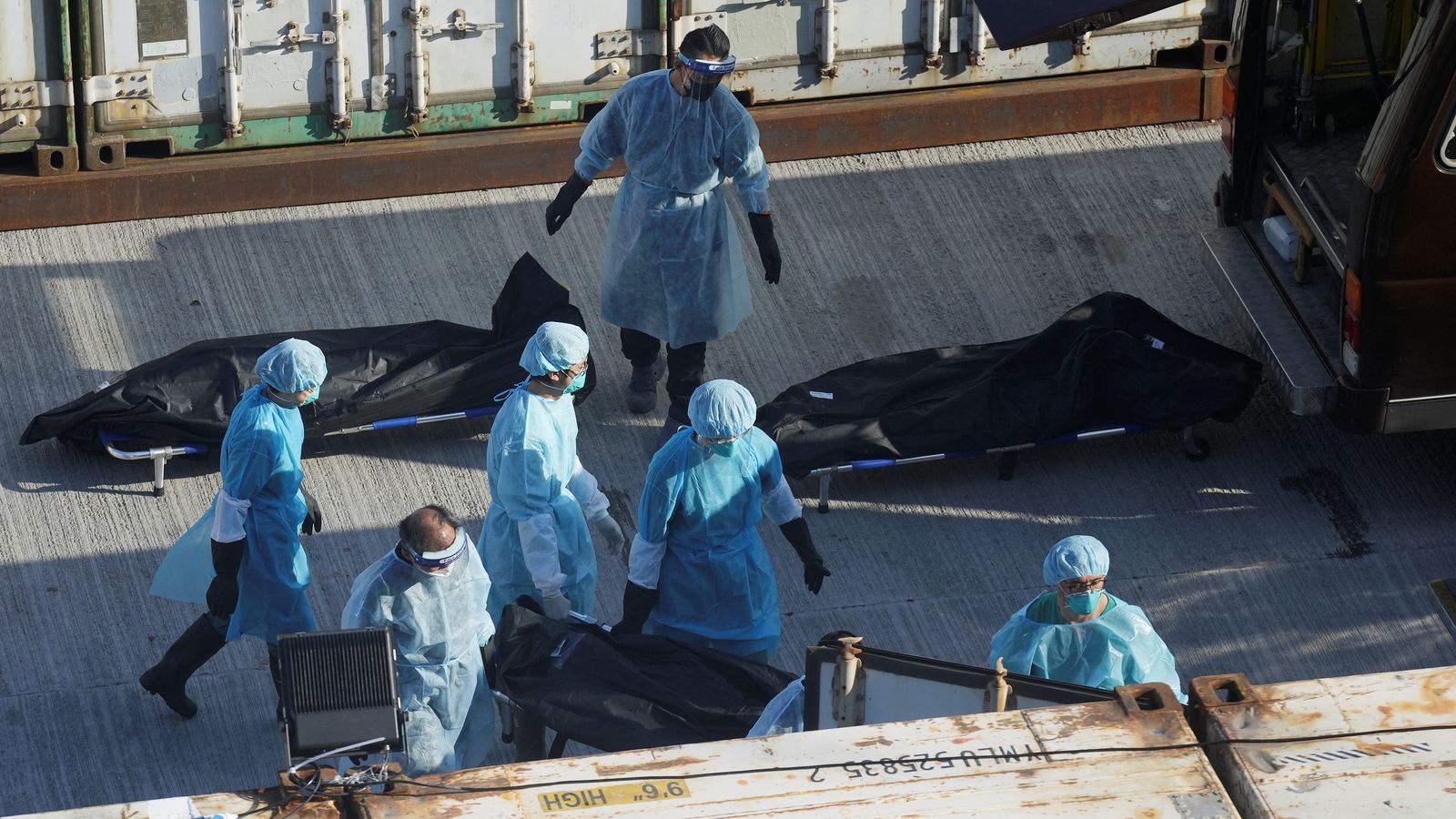 Un grup de treballadors sanitaris de Hong Kong trasllada els cadàvers de pacients de covid a un mortuori