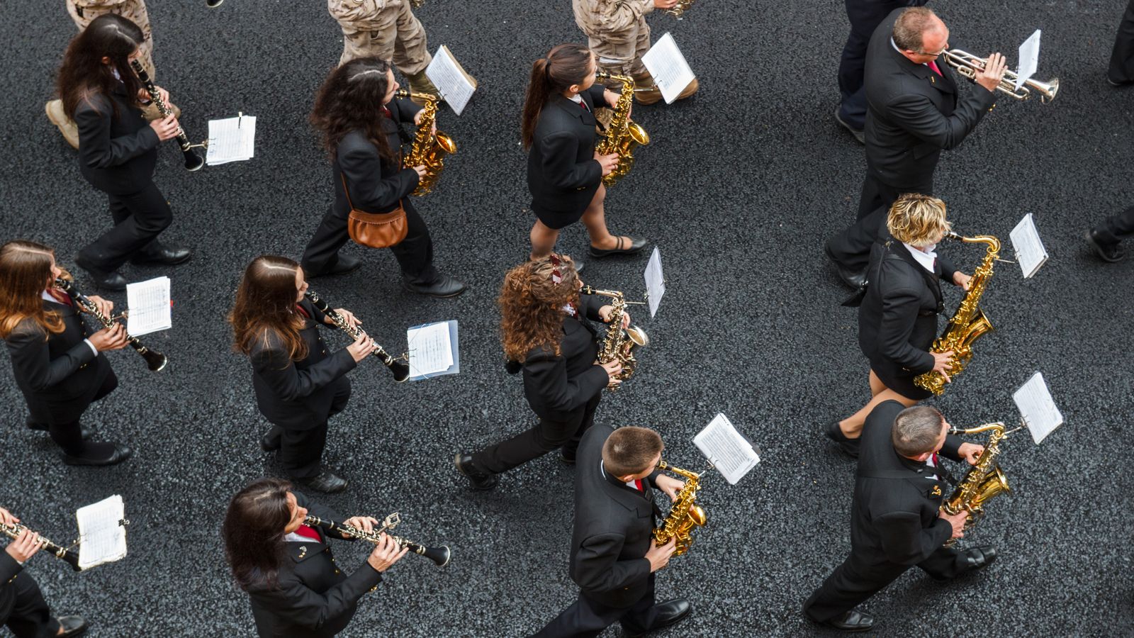 Una banda de músics en una cercavila de Falles, en una imatge d'arxiu