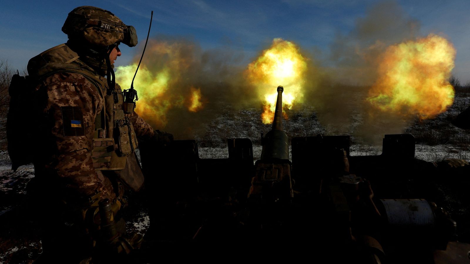 Militars ucraïnesos disparen una arma antiaèria a Bajmut