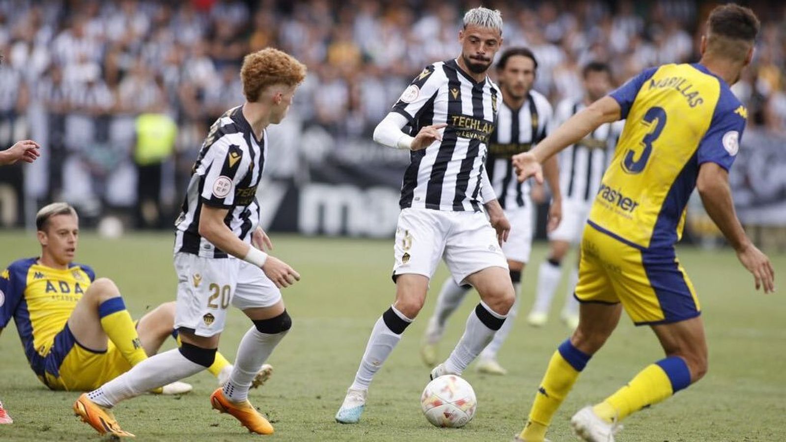 De León i Cristian, en una acció del partit