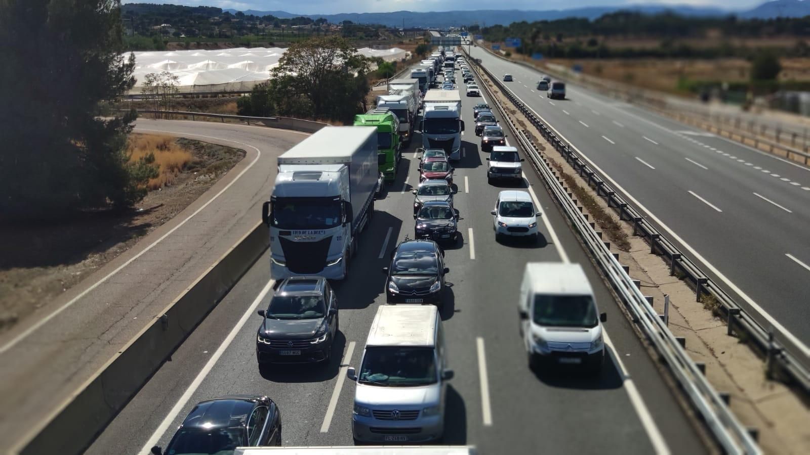 Retencions en l'A-3 a les 16:00 hores
