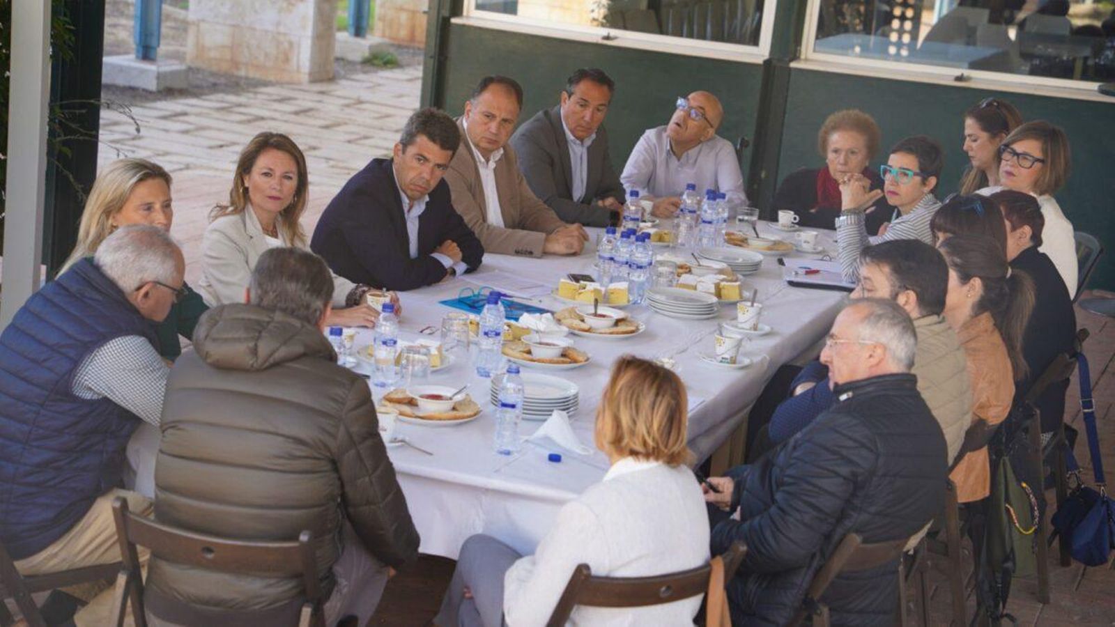 Mazón s'ha reunit a Castelló amb representants del tercer sector, al costat de la candidata del PP a Castelló, Begoña Carrasco.