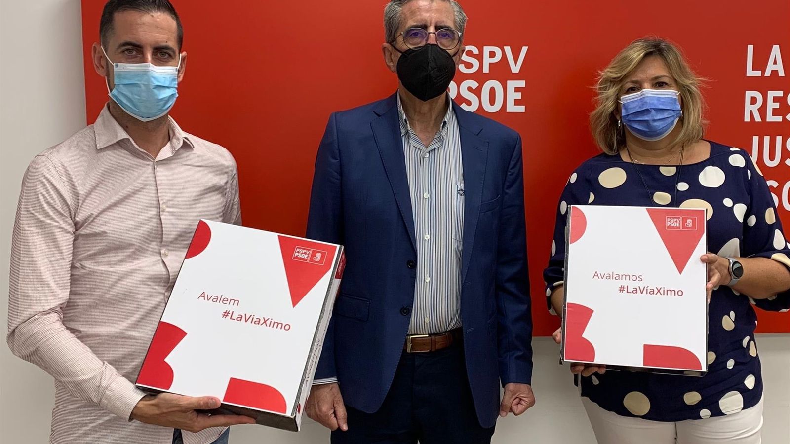 Carlos Fernandez Bielsa y Mayte García, representantes de la candidatura, entreguen els avals a José María Ángel