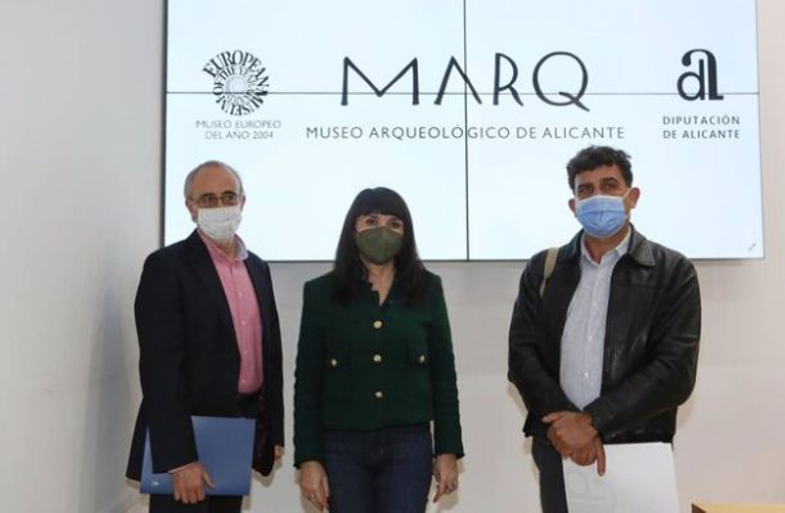 La diputada de Cultura, Julia Parra, al costat del gerent de la Fundació MARQ, José Alberto Cortés, i del director del museu, Manuel Olcina