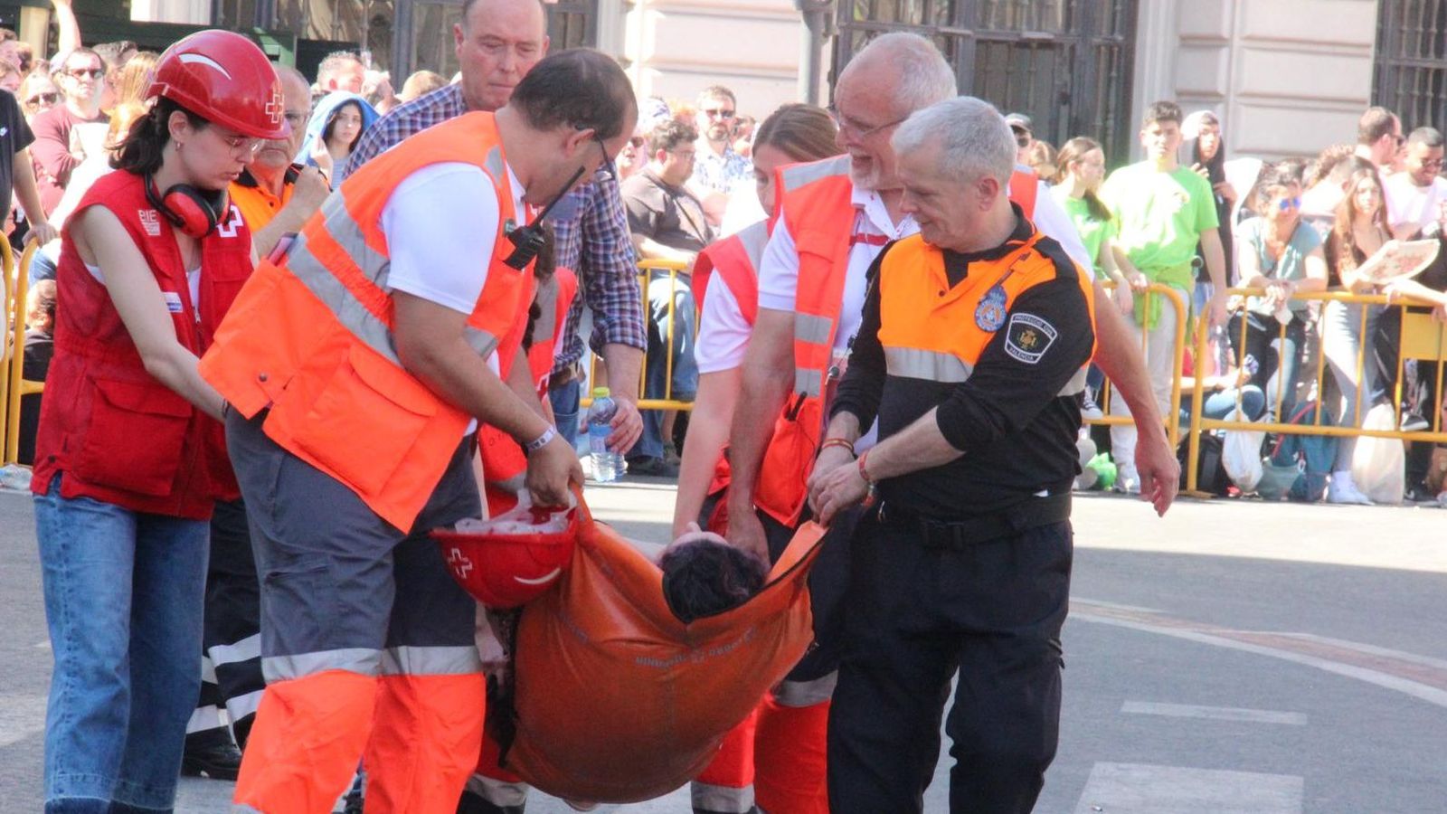 La Creu Roja auxilia una persona que necessitava atenció mèdica