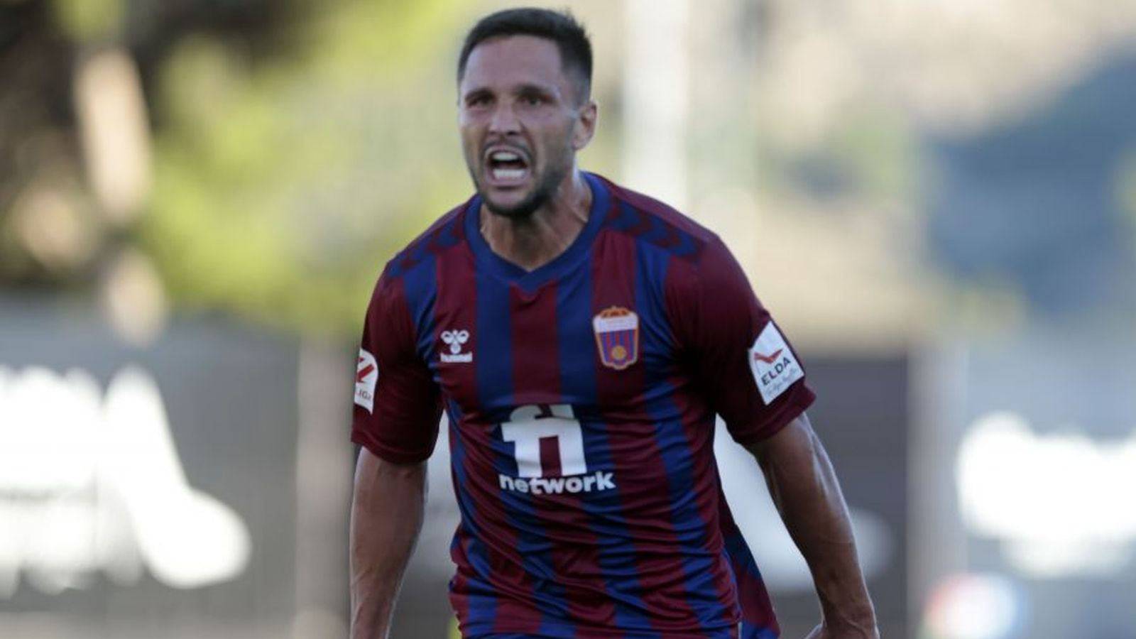 Florin Andone celebra el segon gol de l'Eldenc