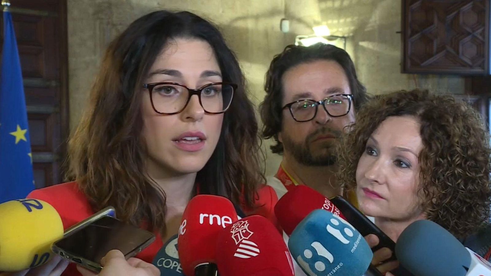 Aitana Mas atén els mitjans de comunicació en l'acte de presa de possesió d'Isaura Navarro com a consellera d'Agricultura aquest dimecres