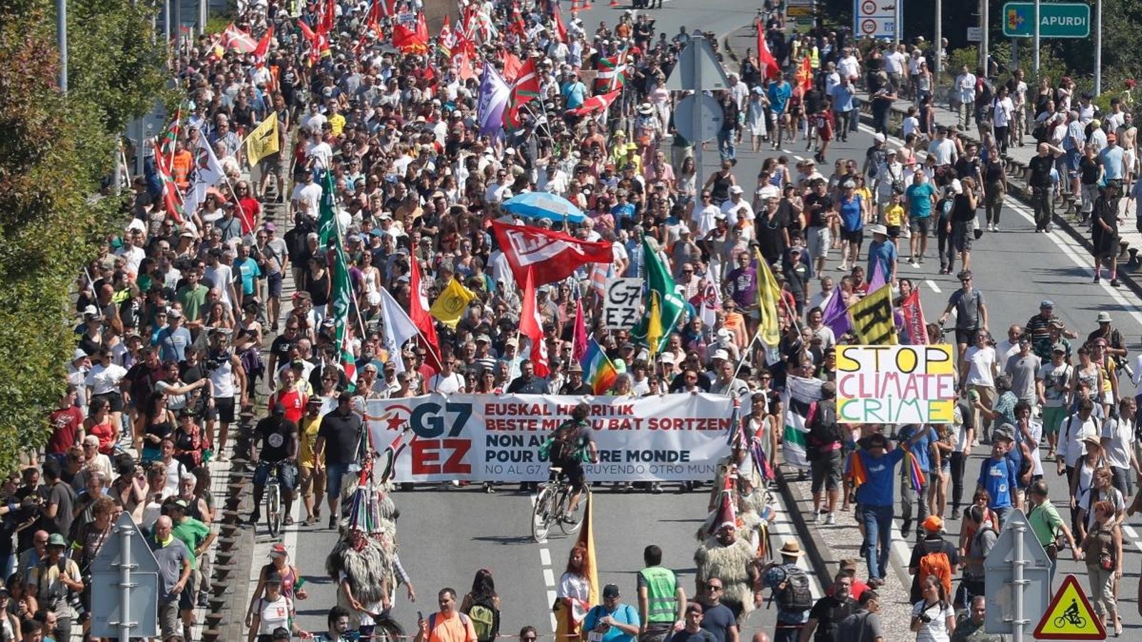 Els manifestants rebutgen la cimera i reclamen “un mon millor”