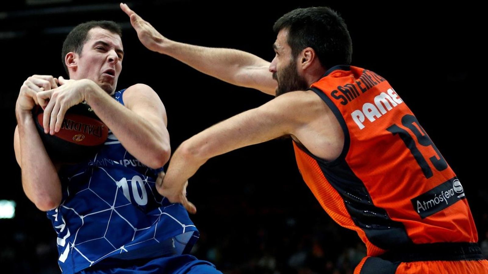 Salvó i San Emeterio lluiten per un baló