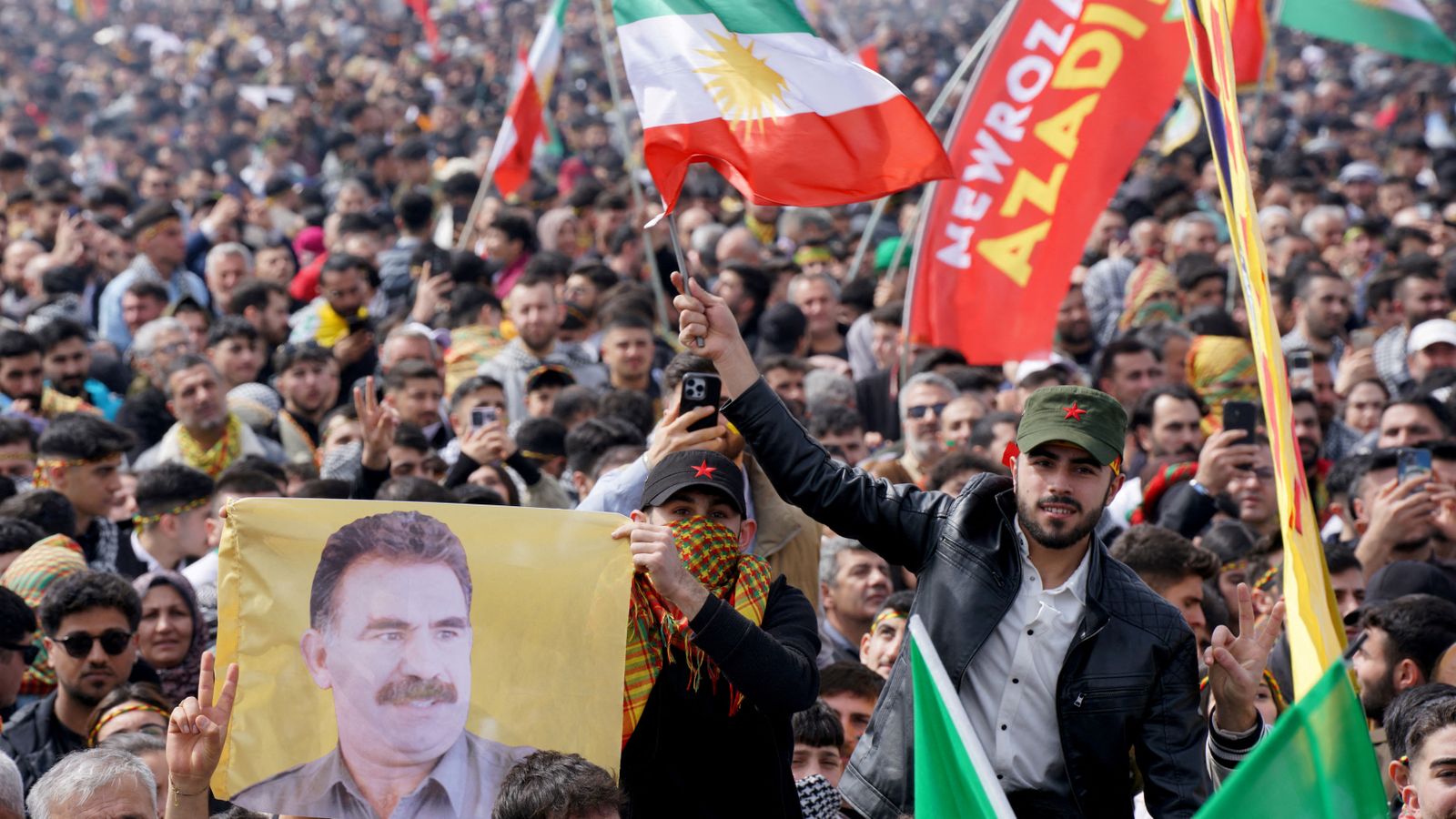 Un home sosté una imatge del líder del PKK en una manifestació a Turquia