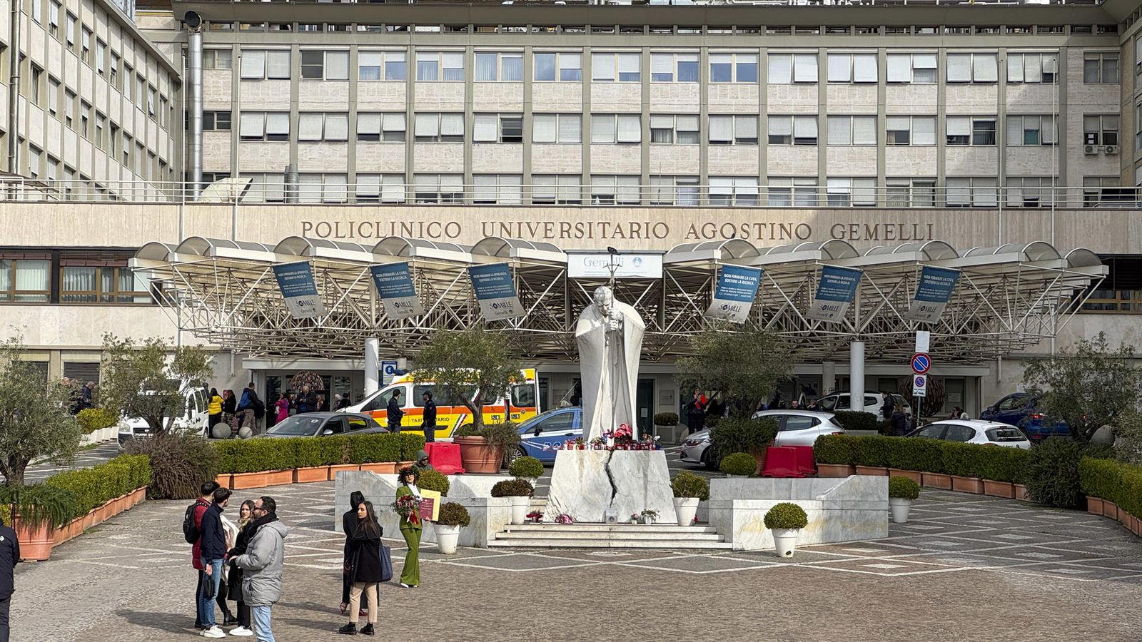 El papa ha passa tranquil la nit i rep el tractament per a la pneumònia bilateral