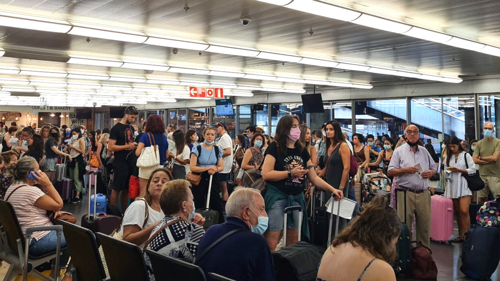 Usuaris de Renfe esperant a l'eixida dels trens en l'estació d'Atocha