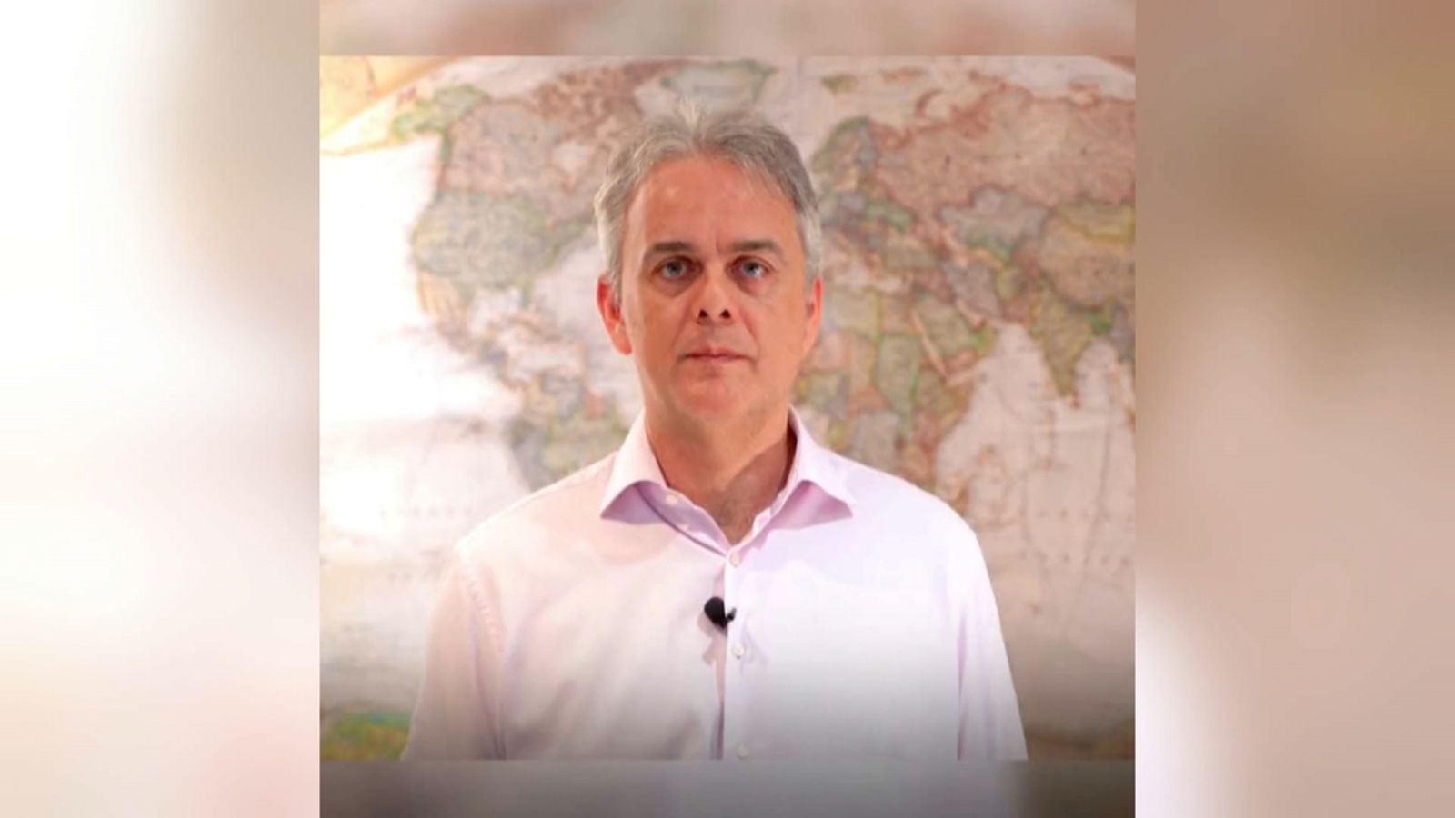 Héctor Illueca durant el seu discurs a les xarxes