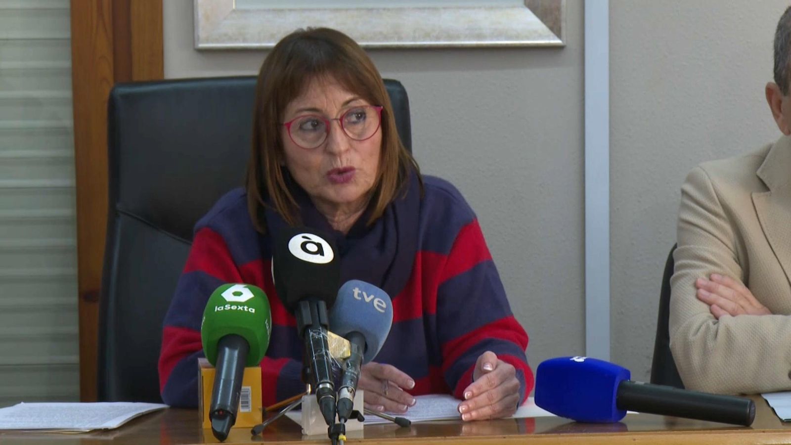 L'alcaldessa de Xiva, Amparo Fort, en roda de premsa este divendres