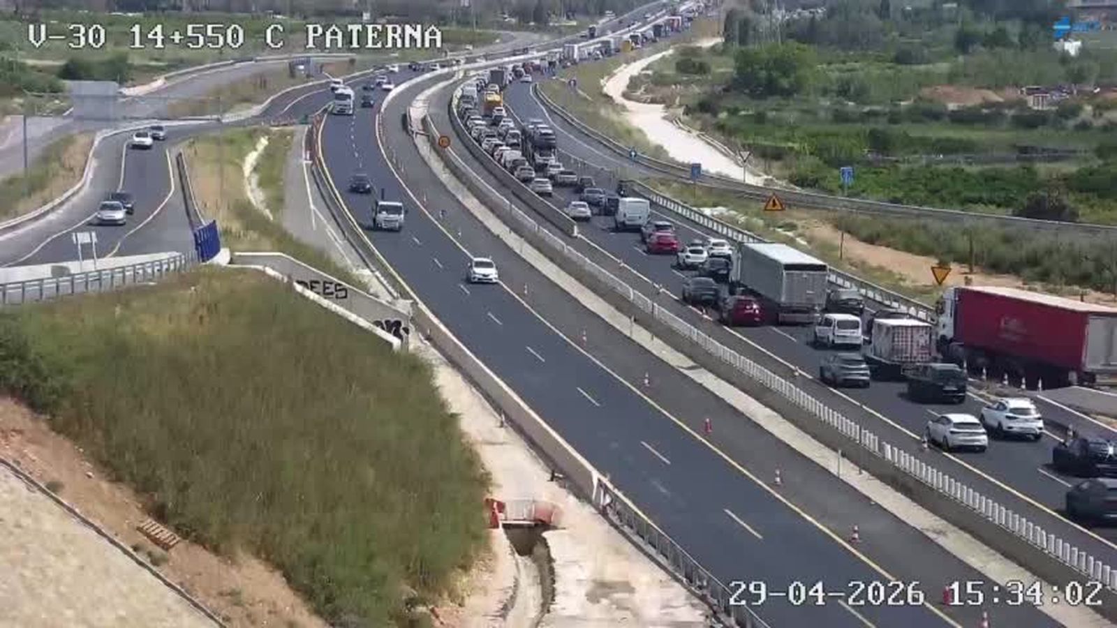 Embús a la V-30 a causa de l'accident ocorregut a la CV-30 este dimecres