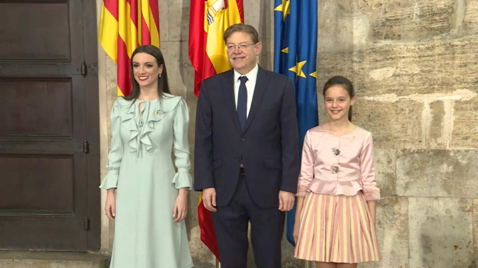 Per ordre, la regina major Carmen Molina, el president de la Generalitat, XImo Puig, i la regina infantil, Gala Calvo