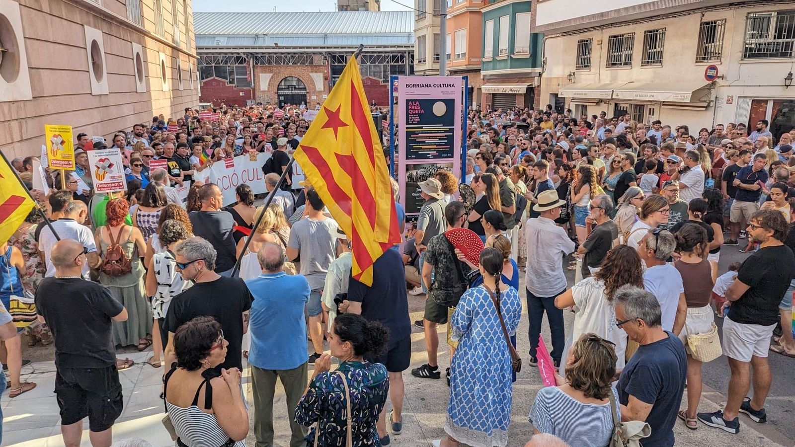 Centenars de persones es concentren davant la Biblioteca Municipal de Borriana