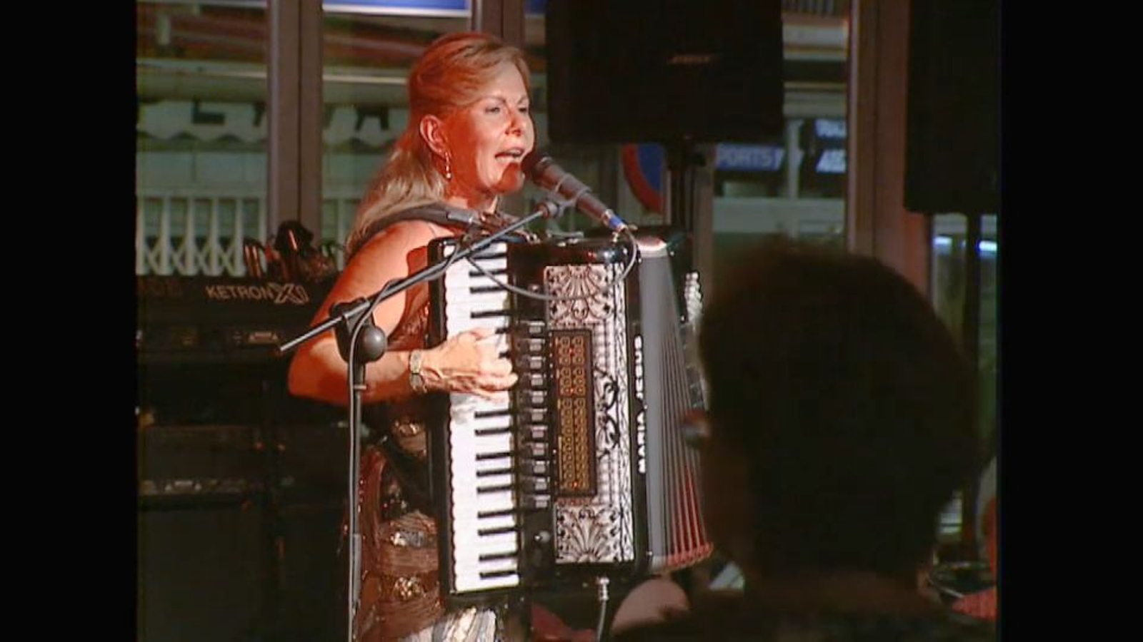 Maria Jesús i el seu acordió a l'actualitat, a Benidorm