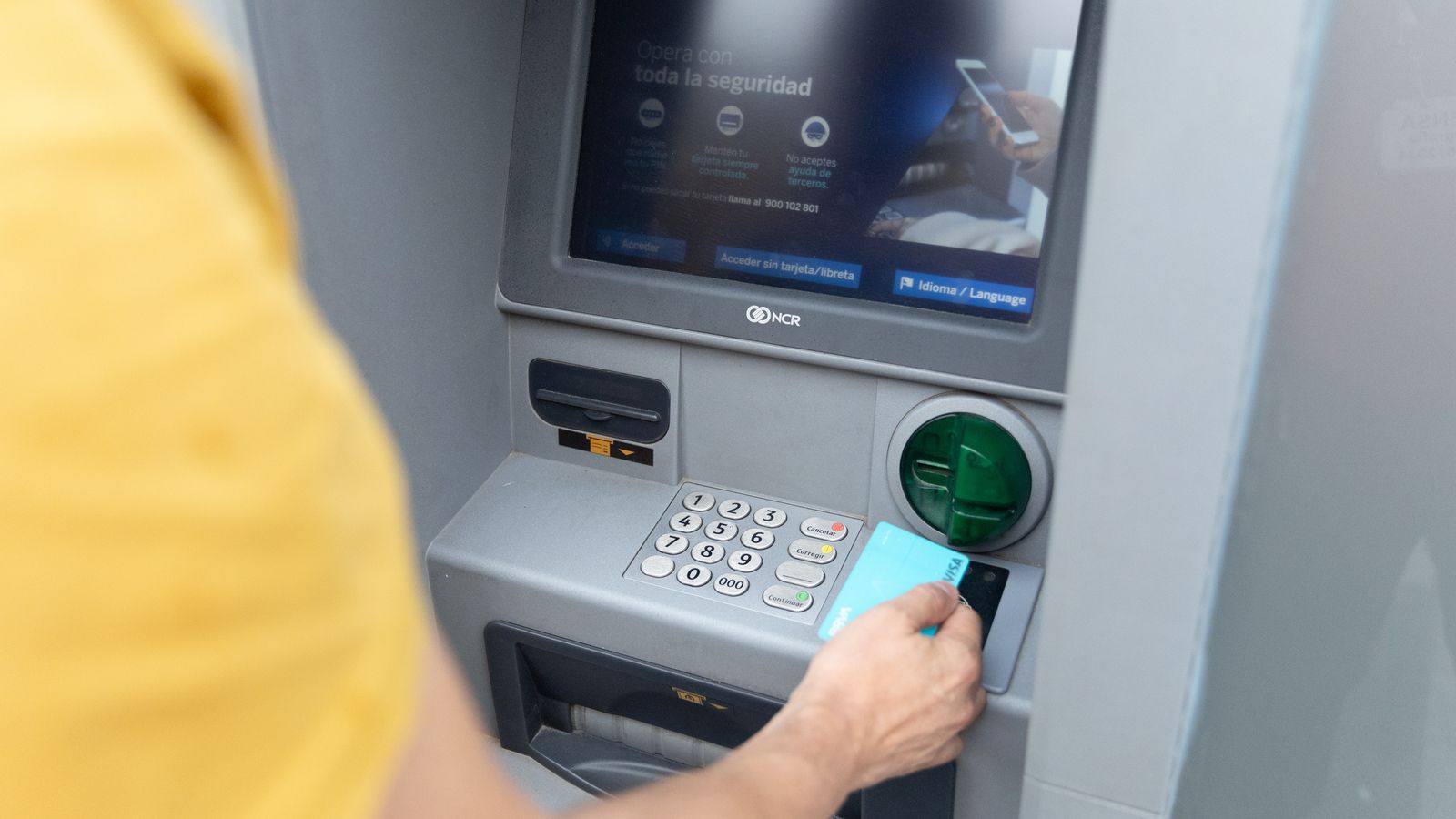 Un home utilitza un caixer, en arxiu