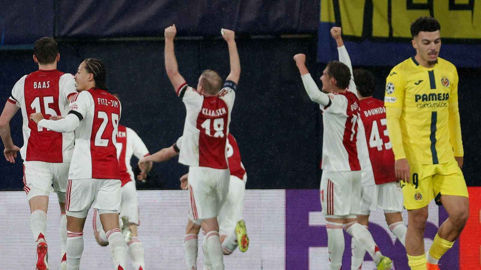Els jugadors de l'Ajax celebren el gol del triomf
