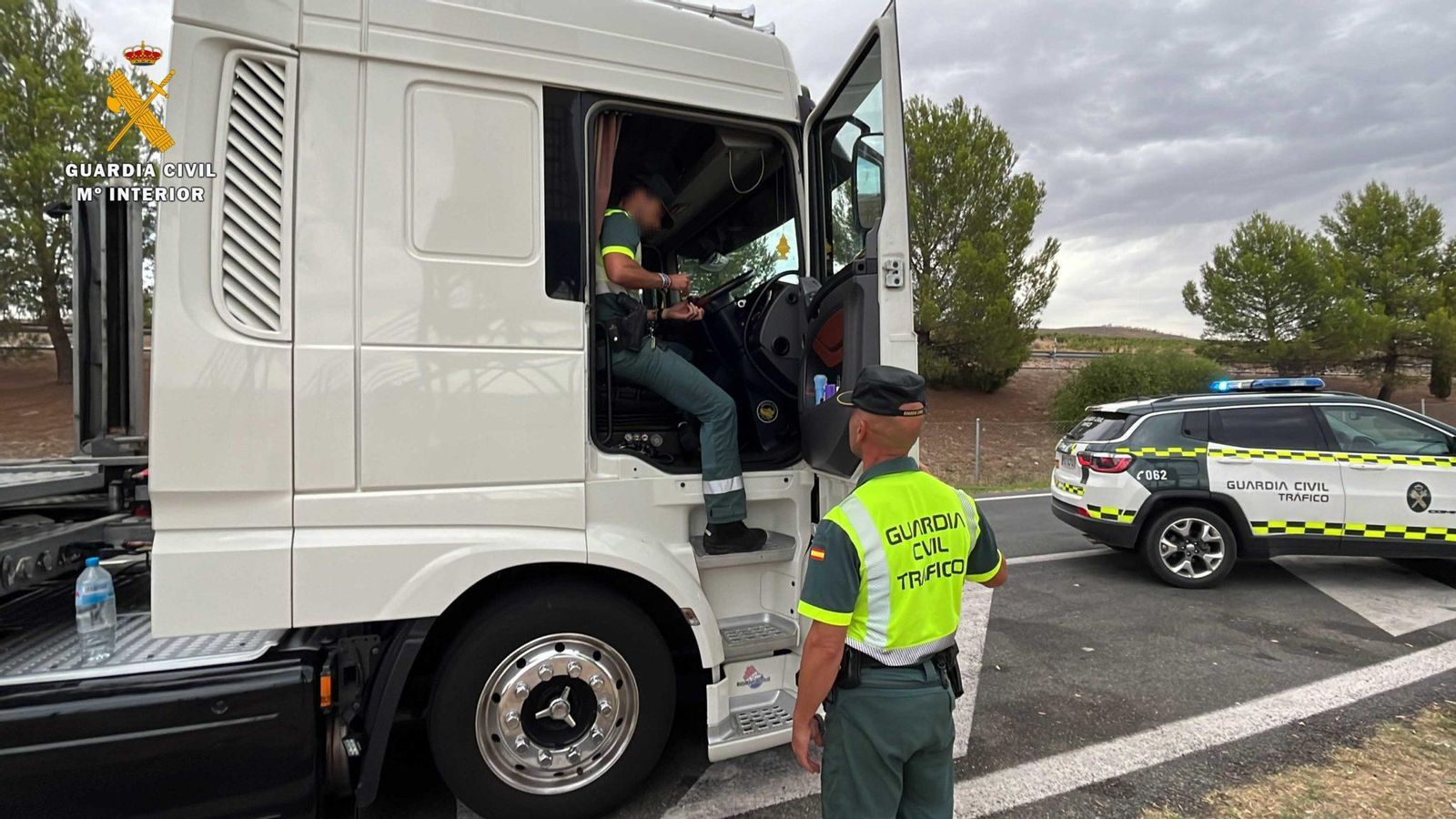 Control d'alcoholèmia a un camioner en una imatge d'arxiu