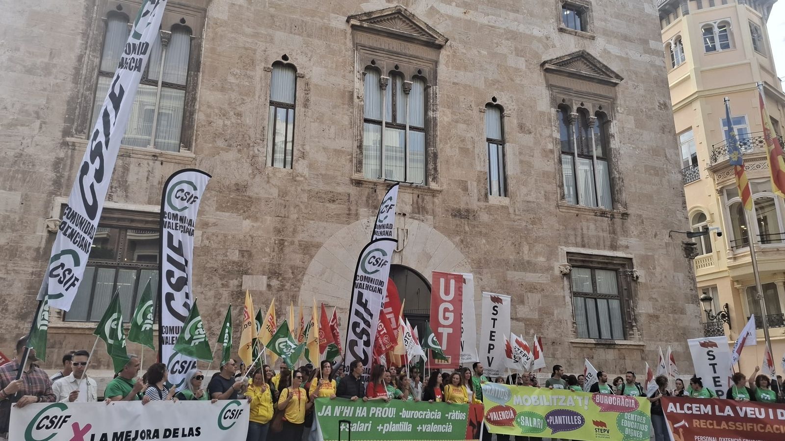 Concentració dels sindicats de l'ensenyament, este dimecres