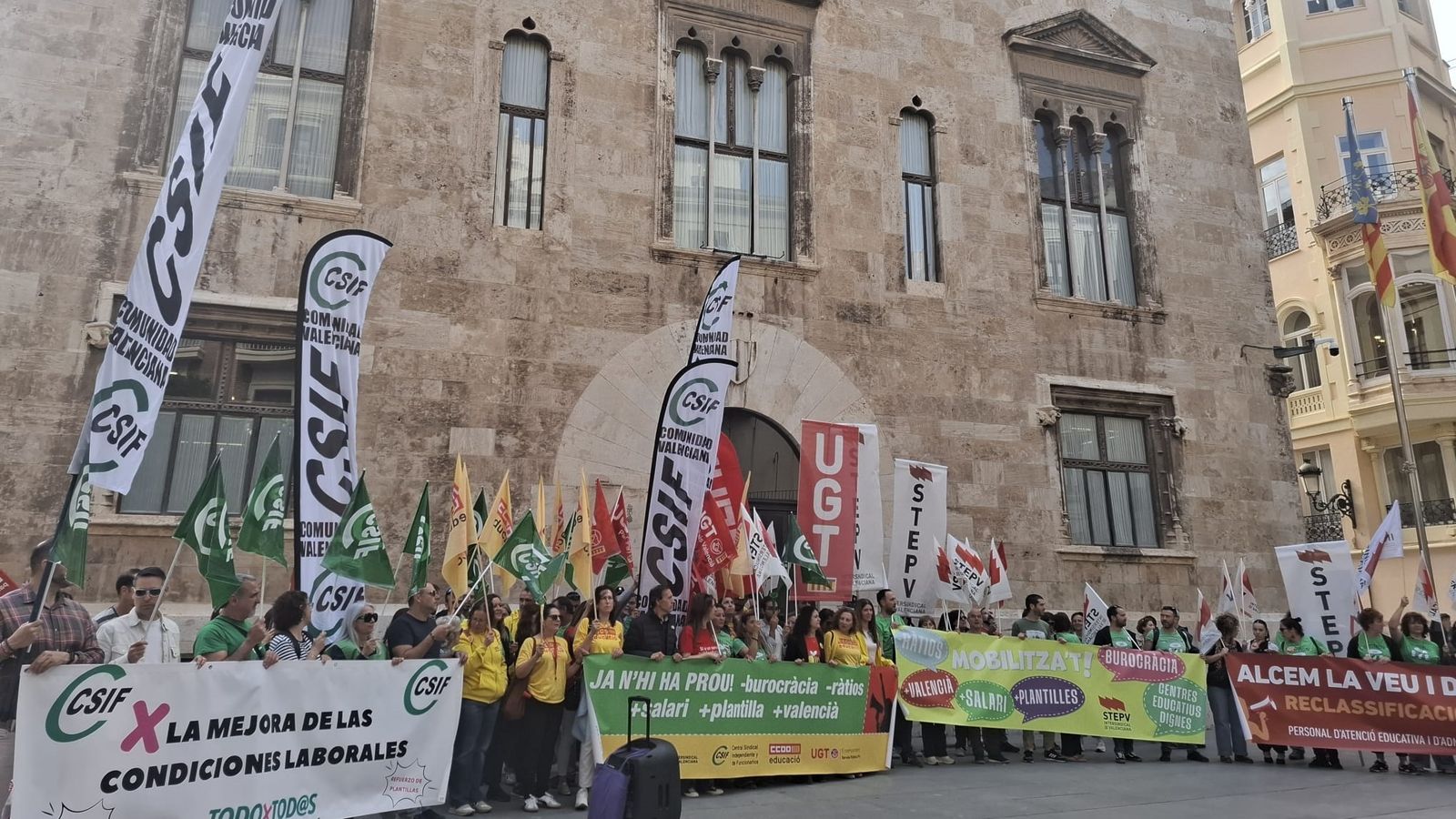 Concentració dels sindicats de l'ensenyament, este dimecres