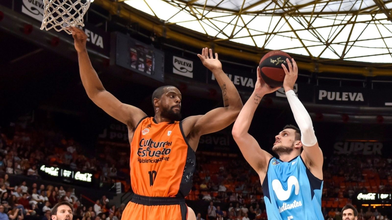 Benson Thomas tracta de frenar una entrada de Gentile