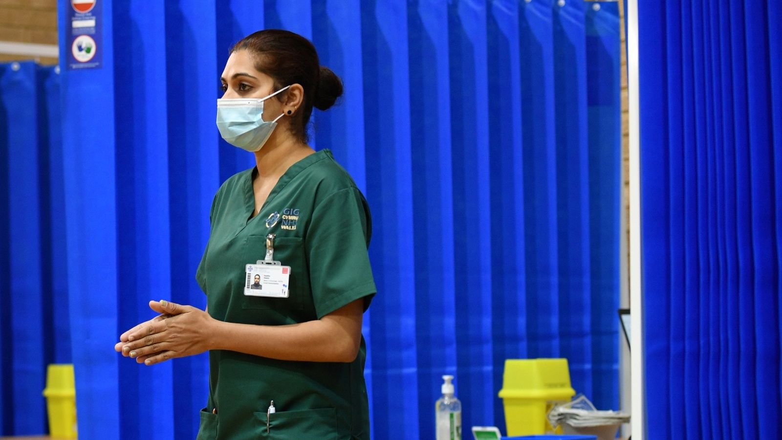 Personal mèdic espera per administrar la vacuna Pfizer