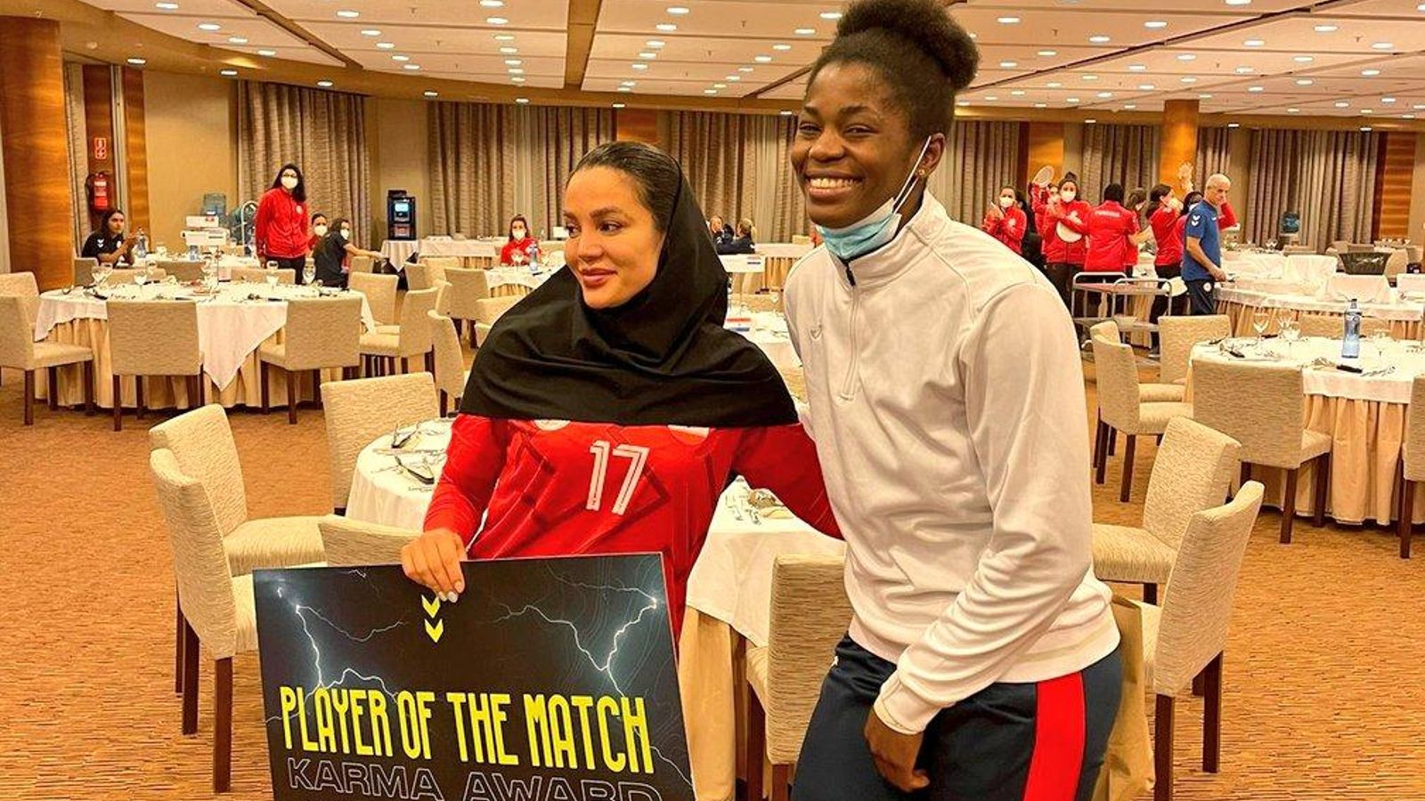 Una jugadora del Camerun i una d'Iran, en l'hotel de concentració a València