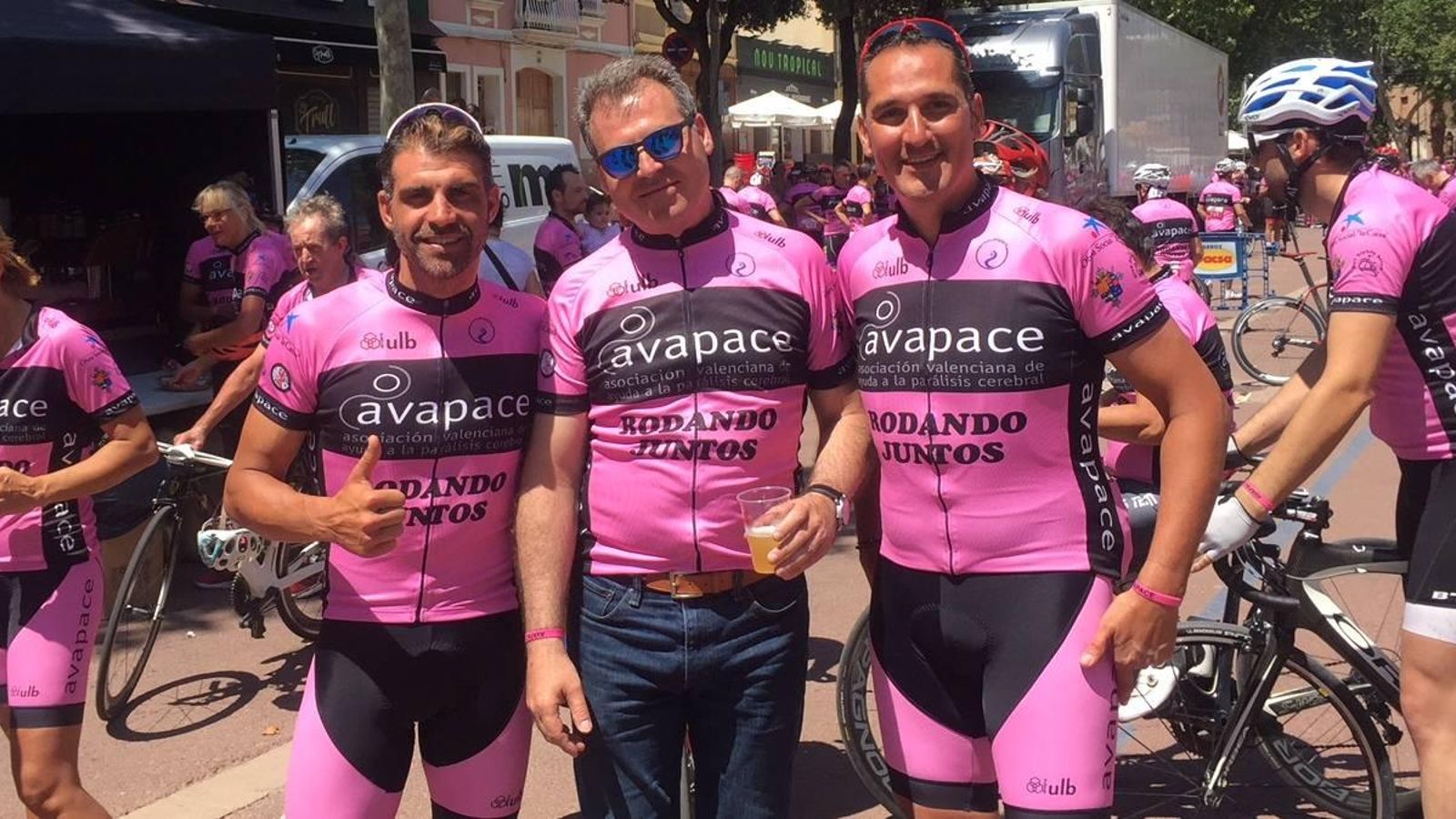 Els ciclistes Óscar Pereiro i Ángel Casero, participants en la marxa solidària