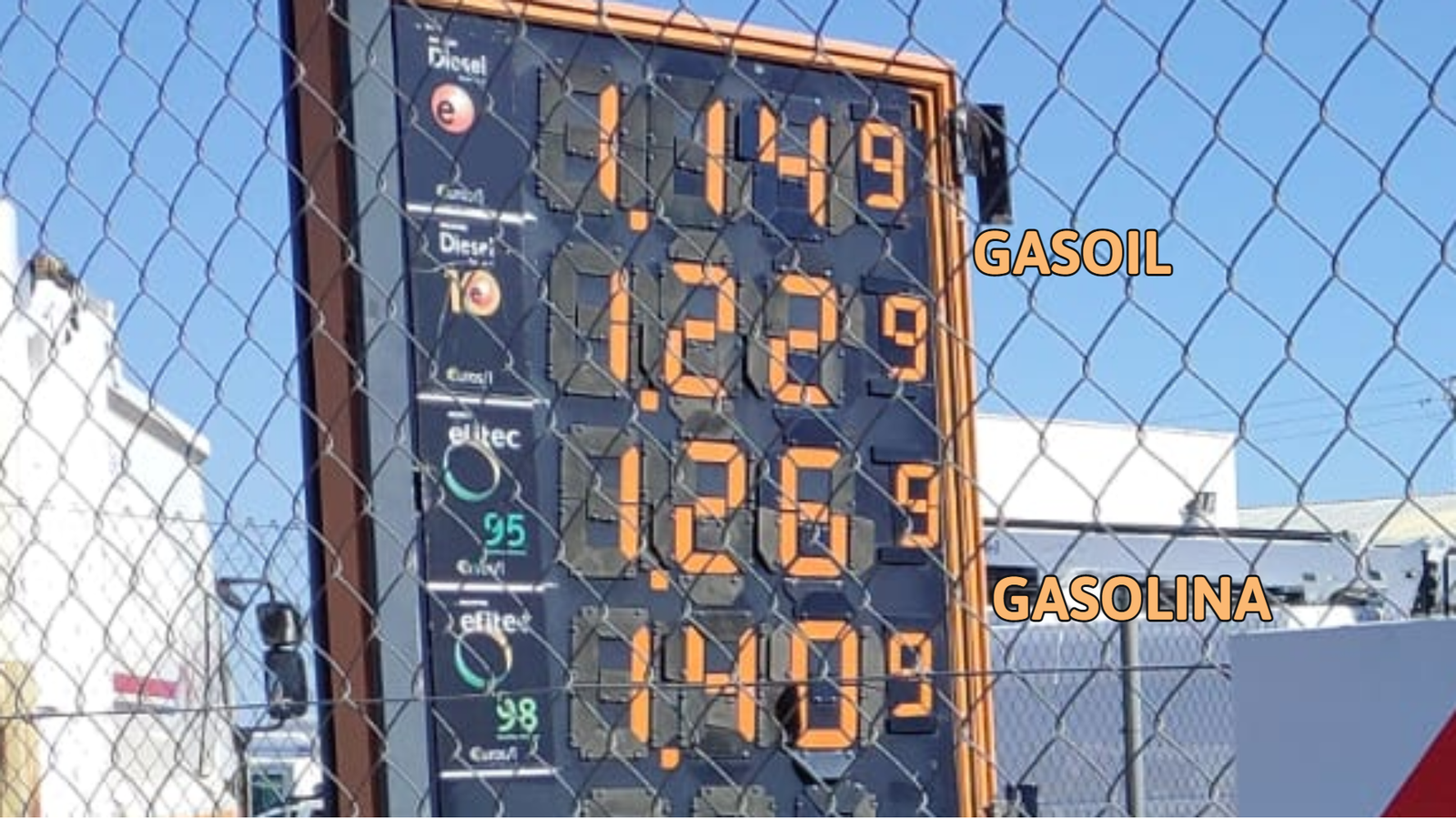 Detall dels preus dels carburants a una gasolinera tancada des d'abril de 2020 prop del polígon Oliveral de Riba-roja (Camp de Túria)