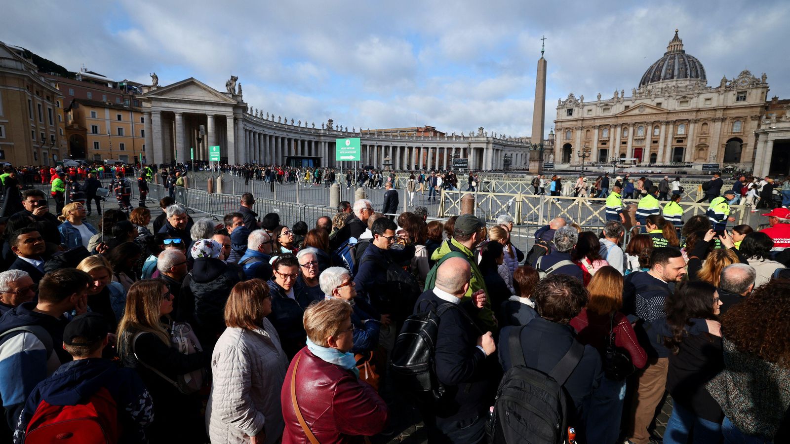 Les llargues cues són constants a la plaça de Sant Pere