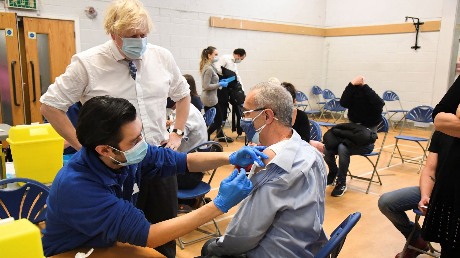 El primer ministre britànic, Boris Johnson, visita un centre de vacunació a Westminster, Londres
